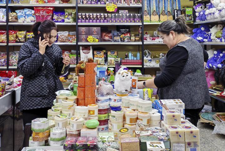 走訪口岸聽信心丨新疆巴克圖口岸 邊民互市貿(mào)易火熱 “通道經(jīng)濟”促日用百貨繁榮